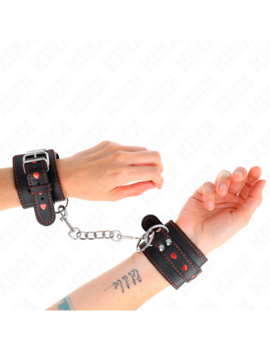 KINK - SCHWARZE HANDGELENKFESSELN MIT ROTER HERZEINLAGE, VERSTELLBAR 21-28 CM X 5,5 CM